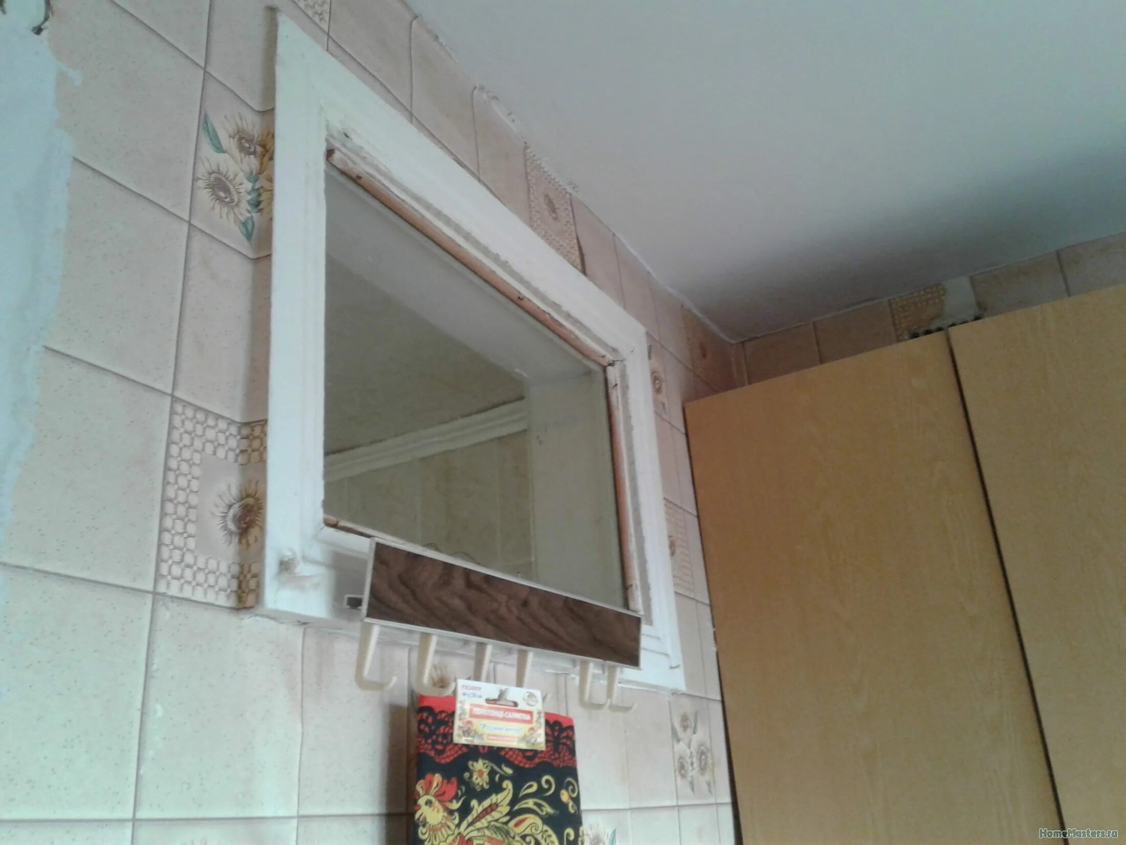 Окно между ванной и кухней. Окно в ванной в хрущевке. Пластиковое окно между ванной и кухней. Окошко между ванной и кухней. Из ванны кухню можно