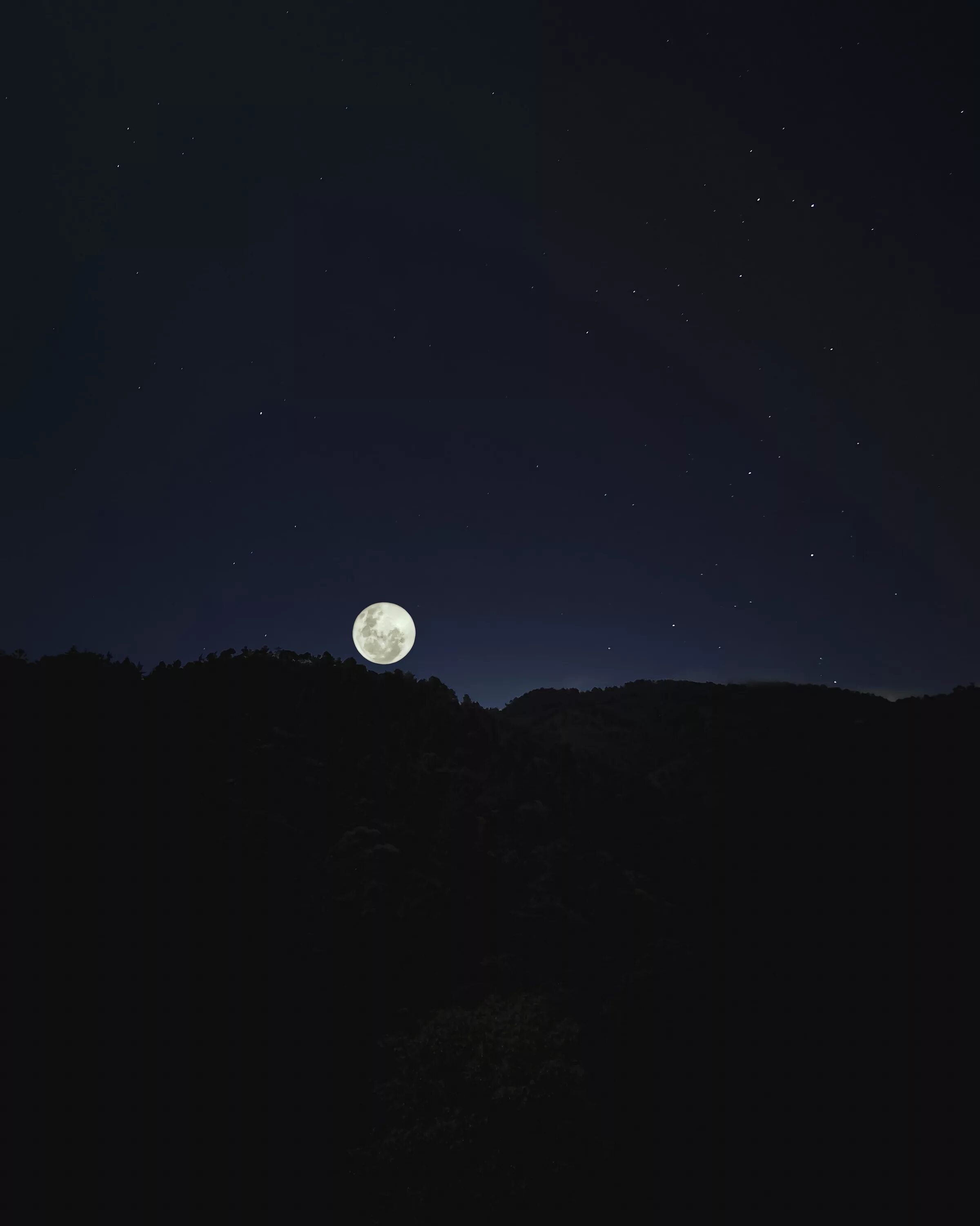 Луна вдали. Темная ночь. Темная ночь с луной. Холм ночью.