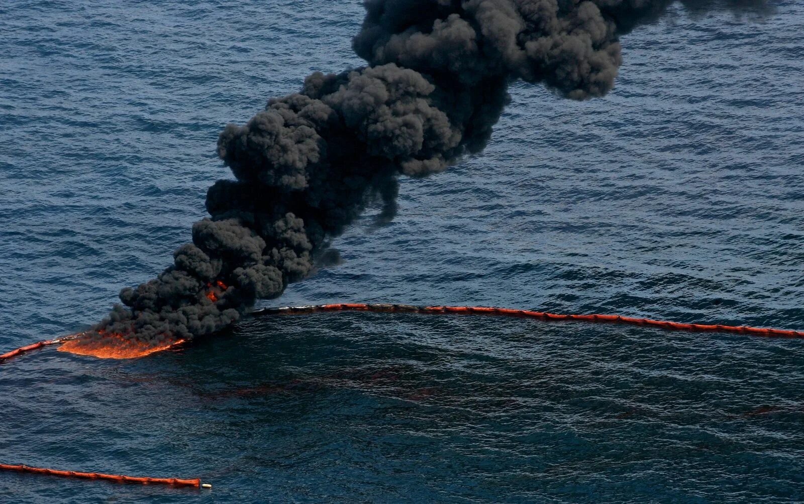 Что будет нефтью в мире. Бритиш Петролеум разлив нефти в мексиканском заливе. Разлив нефти в мексиканском заливе 2010. Deepwater Horizon разлив нефти. Авария в мексиканском заливе нефть.