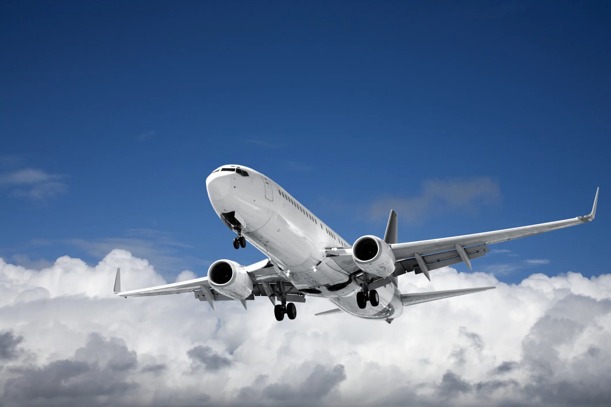 Боинг в небе. Самолёт боинг 737. боинг 737 снизу. боинг 777 снизу. боинг 737 взлетает.