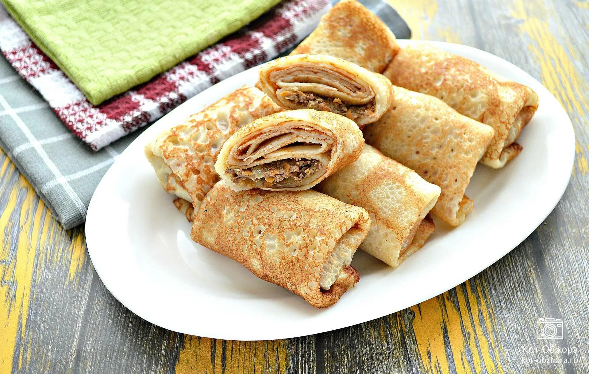 Блинчики с куриным фаршем. Блины фаршированные печенью куриной. блинчики фаршированные печенью. блины с фаршем.