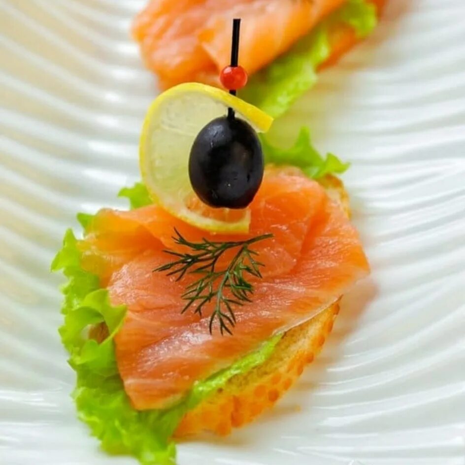 Украсить бутерброды с семгой. Красивые бутерброды. Бутерброды смкраной пыбой. Бутерброды с красной рыбой. Бутербродики с красной рыбой на праздничный.