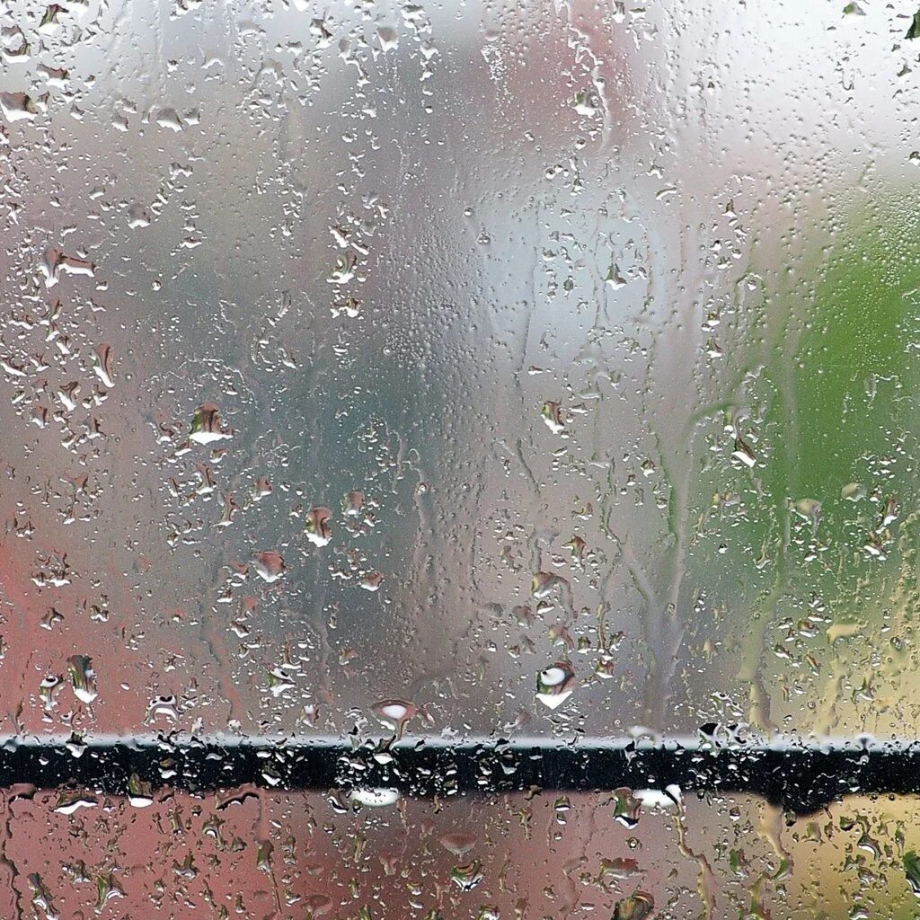 Дождь на окнах слова. Дождь. Окно с каплями дождя. Стекло с каплями дождя. Запотевшее стекло.