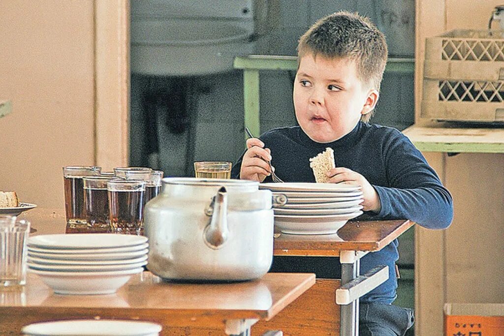 Невкусный мир. Дети в столовой. Обед школьника. Плохое питание в школе. Школьники в столовой.