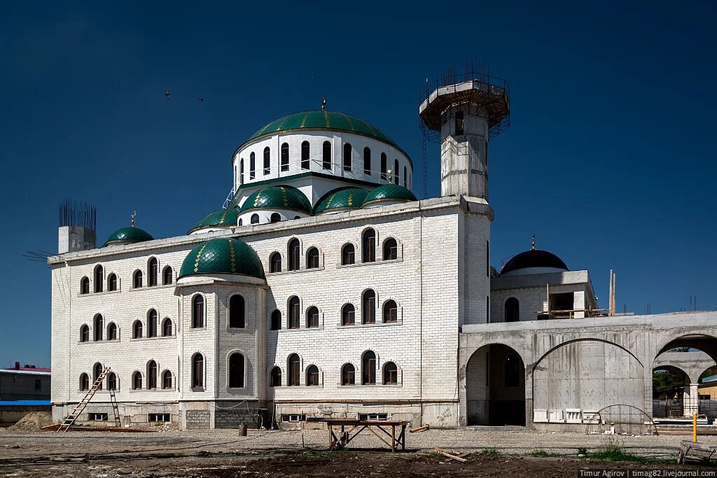 Мечеть поселок кавказский. Соборная мечеть черкесска (карачаево-черкесия, черкесск). Мечеть в карачаево черкесии. Центральная мечеть учкекен. Соборная мечеть карачаево-черкесии.