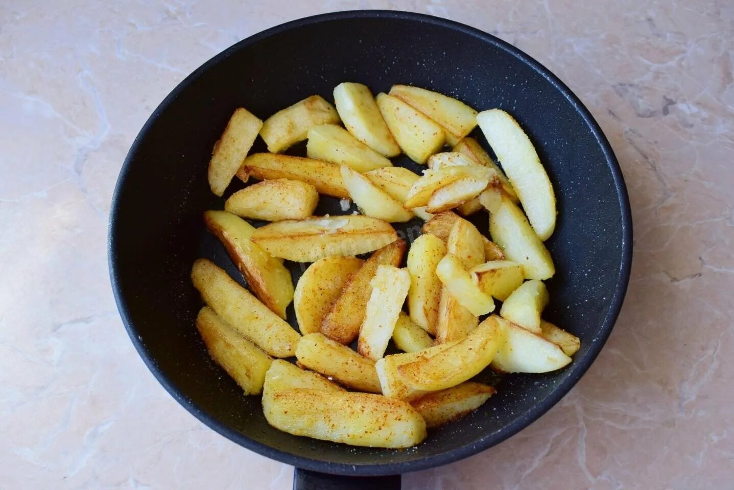 Жареный картофель. Круглая картошка на сковороде. Золотистый жареный картофель на сковороде. Картошка обжаренная круглая на сковороде.