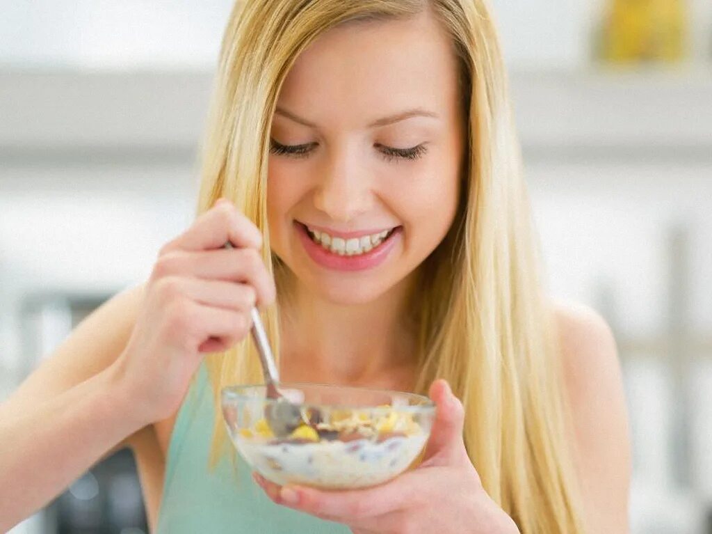 Человек ест кашу. Девушка ест хлопья. Девушка ест. Девушка ест. Овсянка девушка.