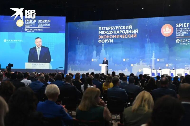 международный экономический форум 2023. международный экономический форум 2023. всемирный экономический форум. пмэф. пмэф флаги.