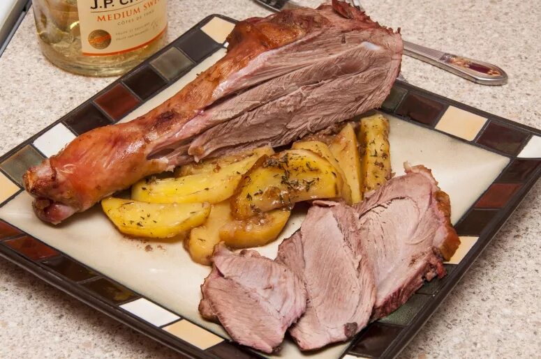 голень индейки запеченная в духовке. голень индейки запеченная в духовке. голень индейки запеченная. сколько запекать ножки индейки в духовке. нога индейки запеченная в духовке.