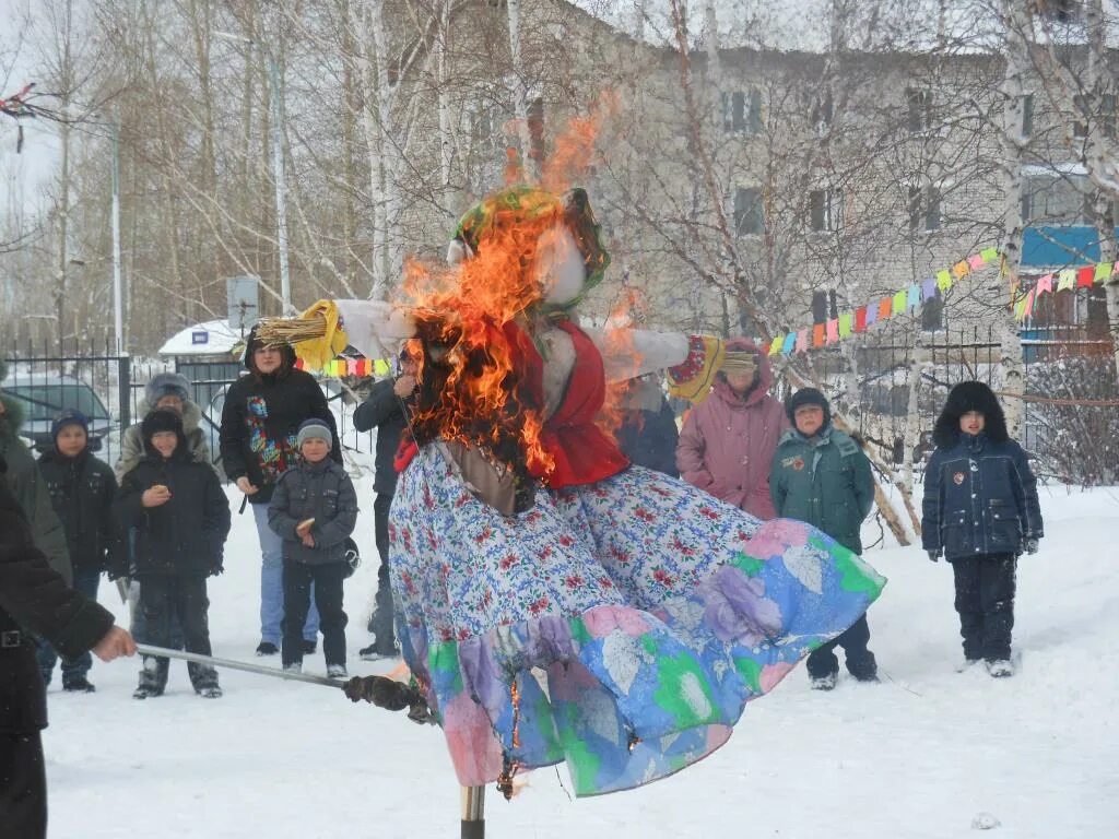 Блинами объедаемся песня масленица. Фото сжигания чучела на Масленицу. Сожжение чучела Мем. Видео сжигать чучело на Масленицу.