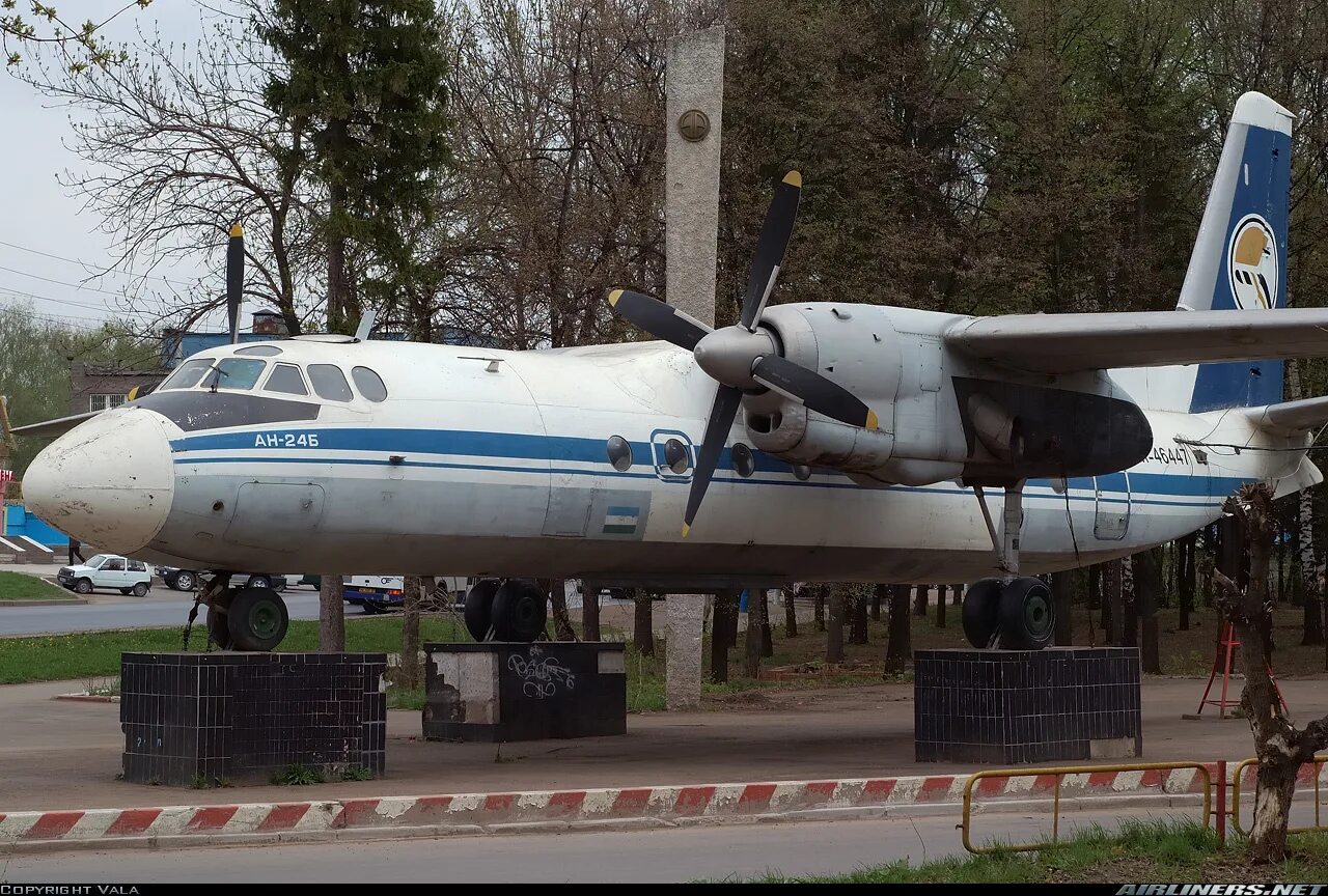 Какой самолет стоит. Памятник ан24 уфа июнь. памятник самолёту ан-24б уфа. ан 24 памятник. памятник с самолетом ан-24.