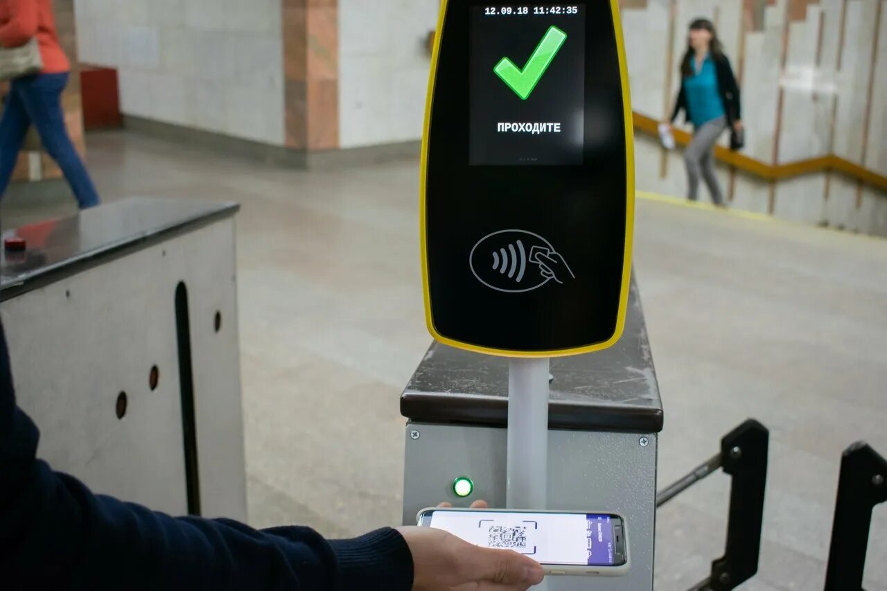 Валидатор в Московском метро. Турникет в метро. Валидатор с турникетом. Терминал оплаты в метро. В метро можно расплатиться банковской