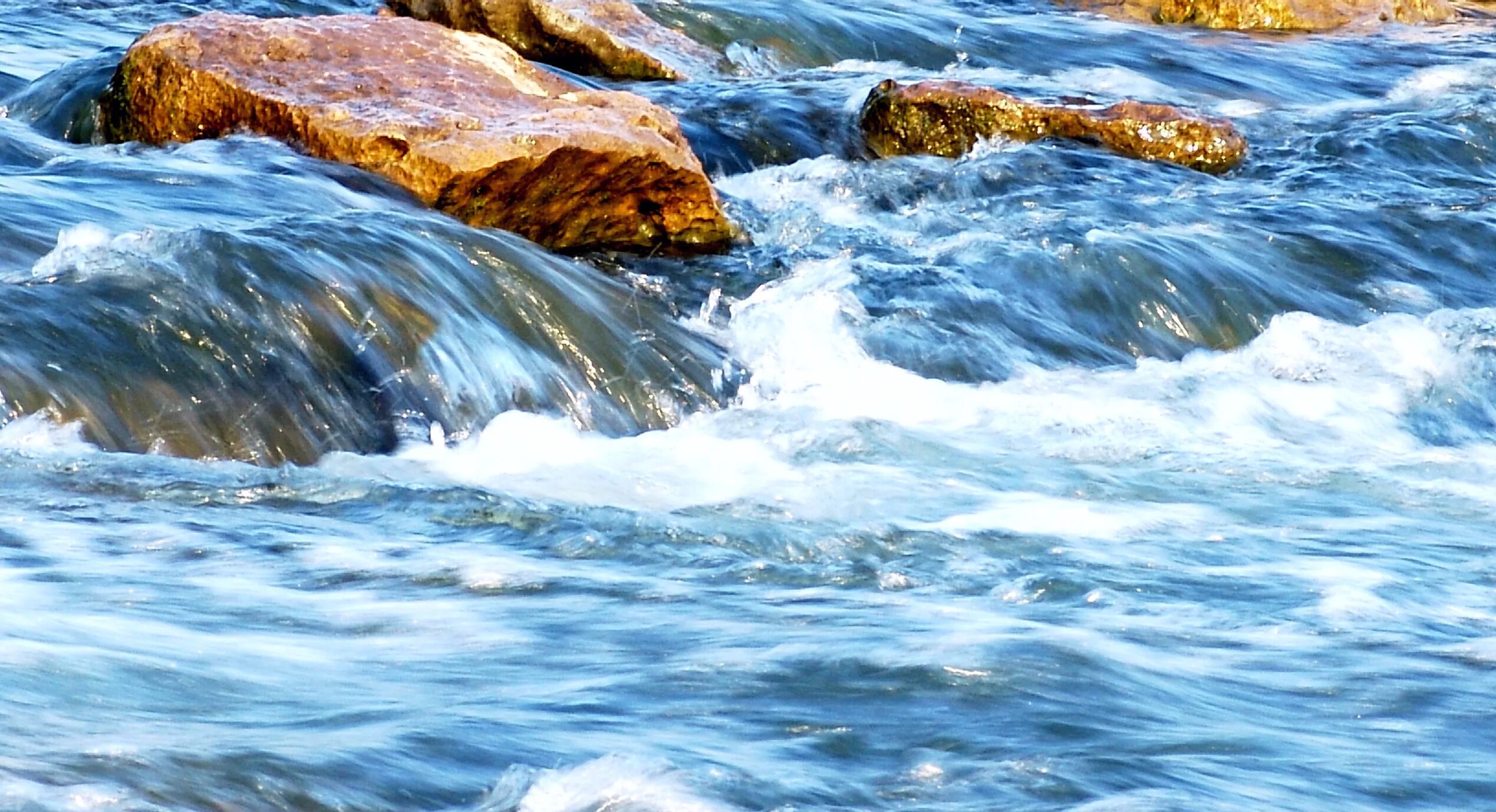 Поток воды. Бурная вода. Течение воды. В течении реки. Течет вода слушать