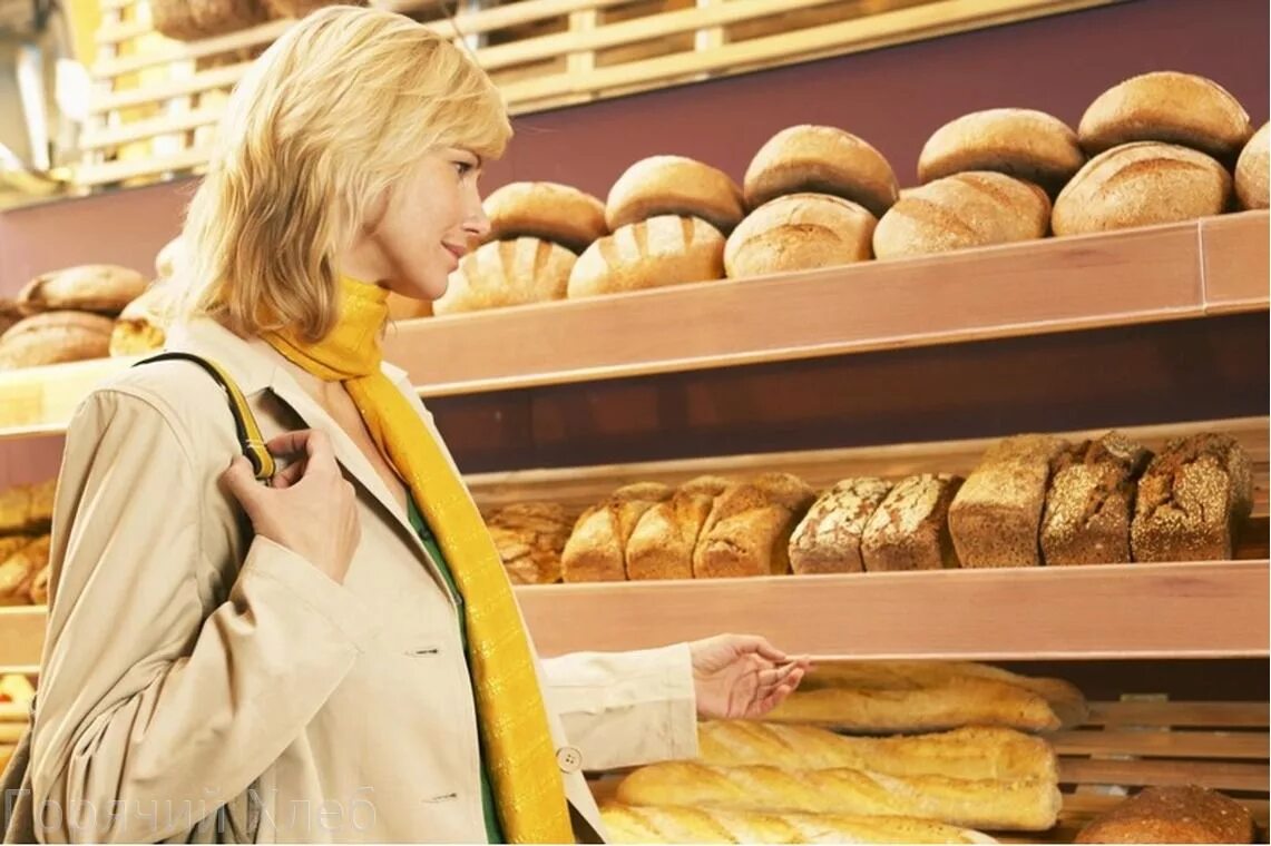 Человек есть много хлеба. Магазин хлебобулочных изделий. Хлеб в магазине. Покупатели в пекарне. Хлеб на прилавке.