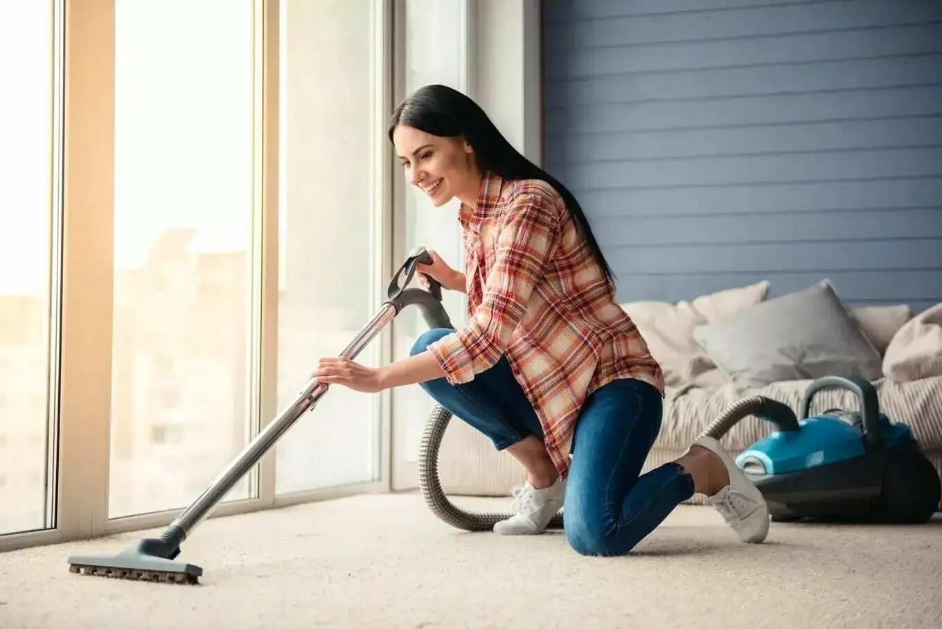 Home vacuum cleaner. Девушка пылесосит. Уборка пылесосом. Женщина с пылесосом. Женщина убирает.