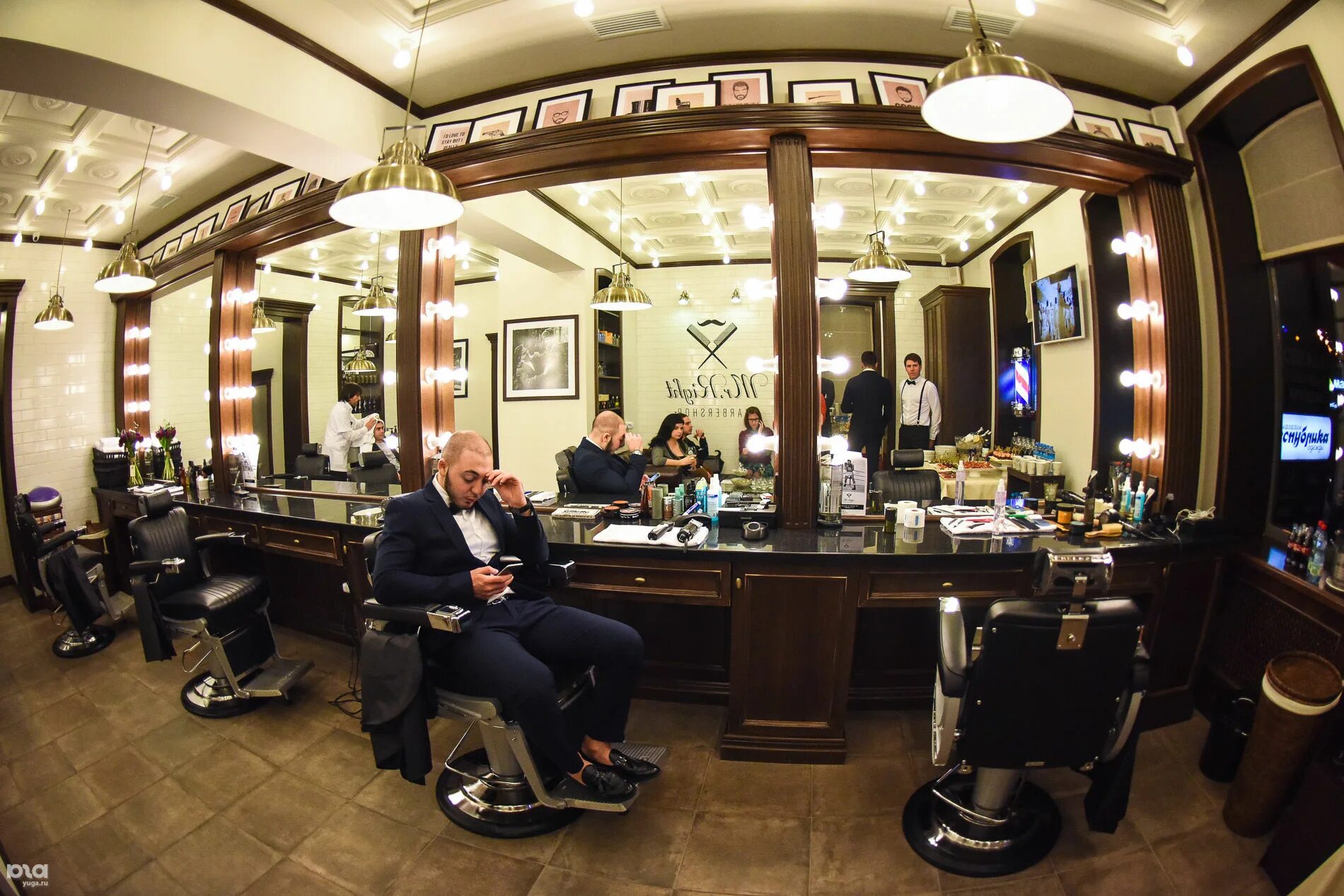 Barbershop московская. Барбершоп интерьер. Барбершоп Москва. Интерьер барбершопа. Барбершопы Москвы.