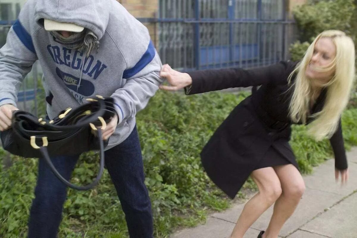 Мужчины крадут девушек. Грабители похитили девушку. Нападение на девушку в подъезде. Грабители похитили девушку. Девка ворует из кармана.