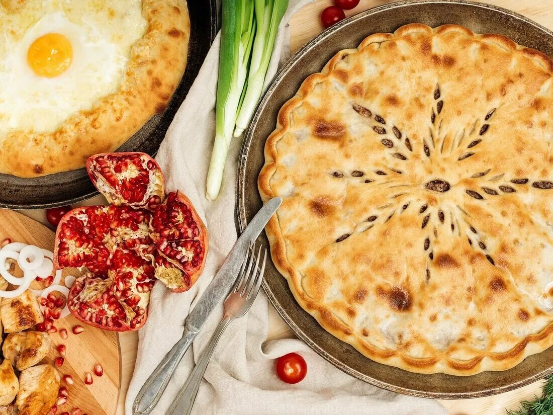 Осетинский хычин. Осетинский пирог на белом фоне. Осетинские пироги на свадьбу. Осетинские пироги москва с доставкой рядом. Осетинские пироги на белом фоне.