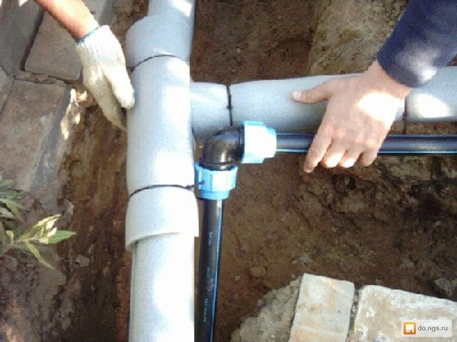 Дачный водопровод. Ввод водопровода в частный дом. Трубы под водой. Труба для подвода воды к частному дому.