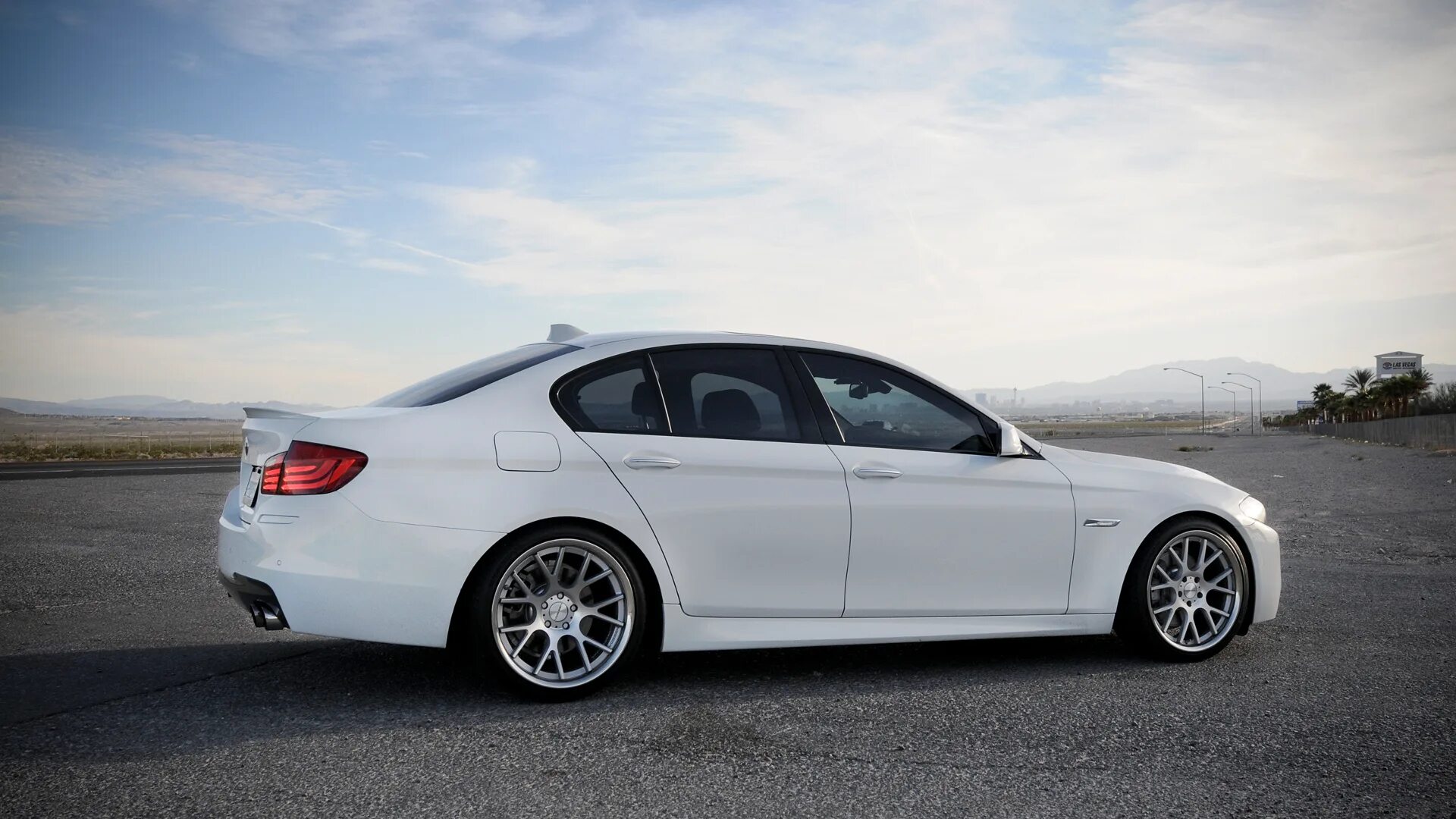White machine. BMW 5 f10 White. БМВ 5 f10 белая. BMW f10 седан. БМВ 5 седан белая.