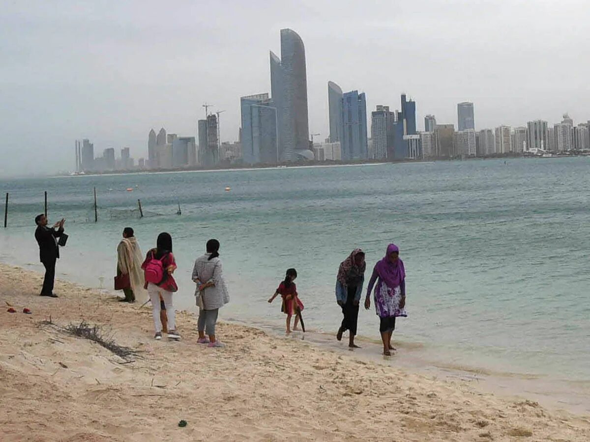 Абу Даби пляж шторм. Abu Dhabi weather. Дубай климат. Дубай в январе. Погода в дубае сегодня и температура