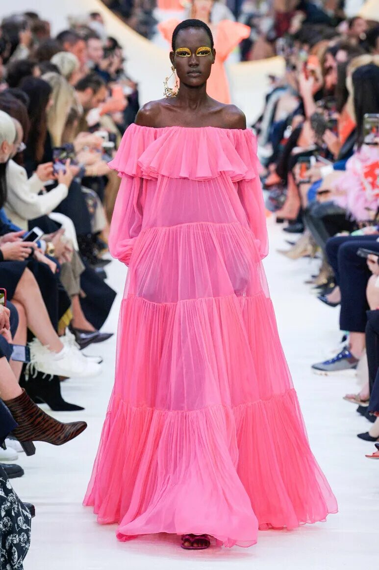 Цвет валентино. Valentino Spring Summer 2020. Платья Валентино 2022 лето. Розовое дефиле Валентино.