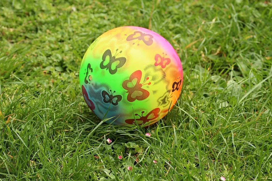 Игра мяч на траве. Мяч на траве. Яркий мяч. Мяч на травке для детей. Детский мячик на траве.