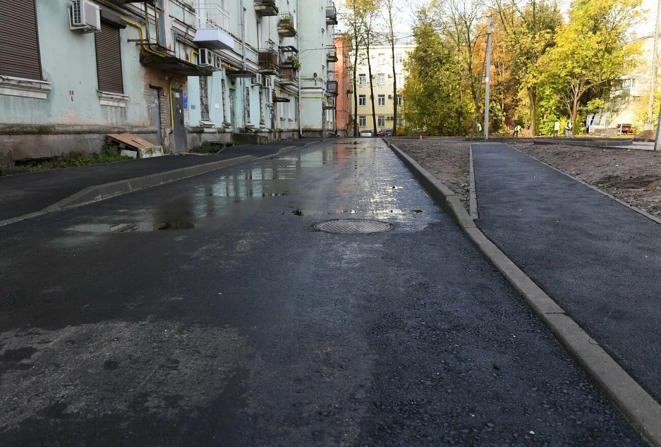 Но лучше без дорог. Дорога во дворе. асфальт в городе. дороги во дворах россии. асфальтовая дорога во дворе.
