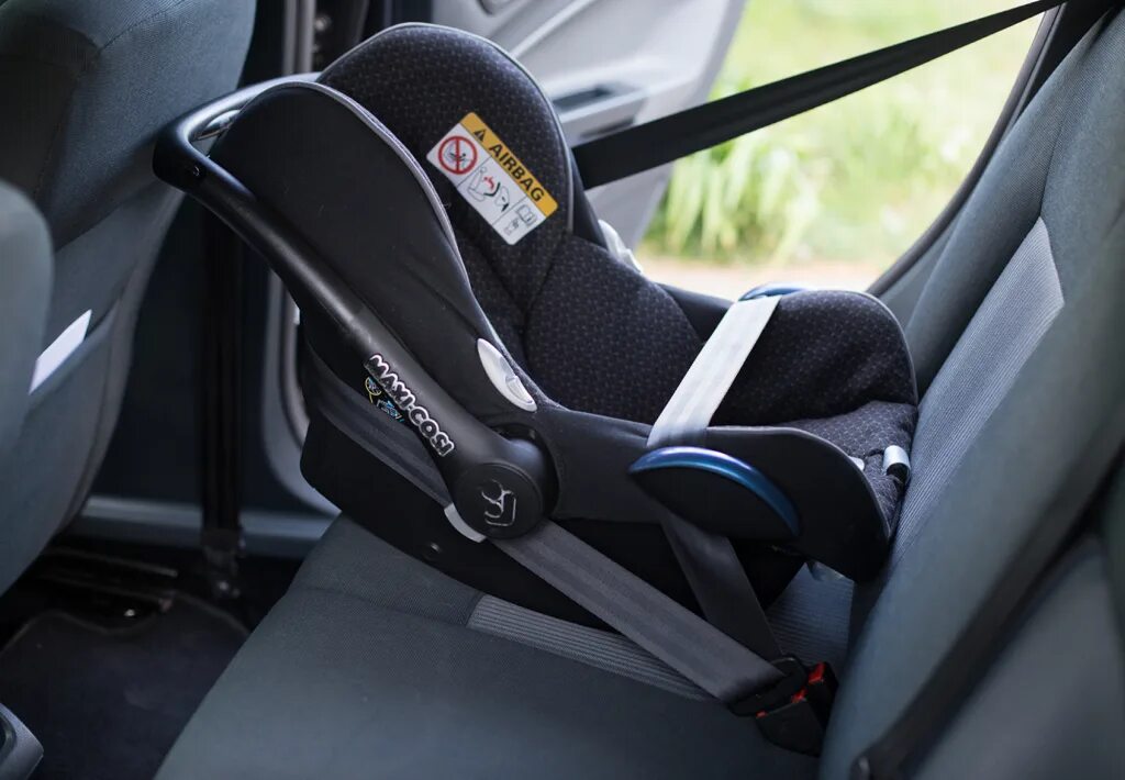 Автолюлька как крепить в машине. Graco isofix. Maxi cosi cabriofix крепление ремнями. Детское кресло ford mondeo 4 изофикс. Крепеж авто люлька автолюлька в машине.