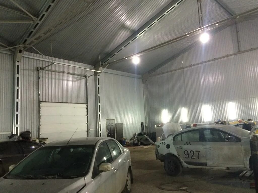 Цех автосервиса. Потолок в автосервисе. Сдам автосервис. Автосервис помещение. Помещения под автосервис в аренду в москве.