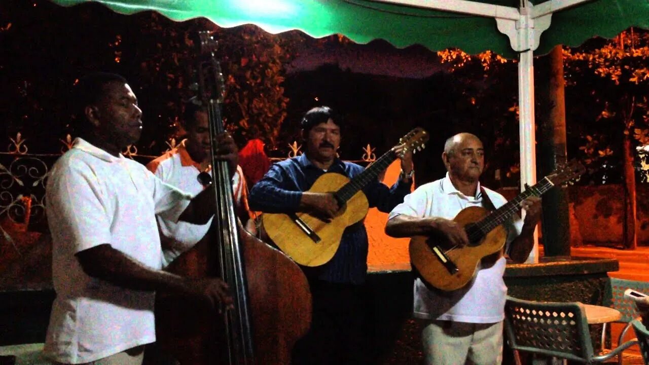 Музыка в кубе. Кубинская гитара. Кубинец с гитарой. Кубинская гитара фото. Кубинская народная музыка.