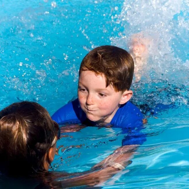Плавание дети. Дети в бассейне. Дети плавают. Плавание дети 12 лет. Где можно научиться плавать