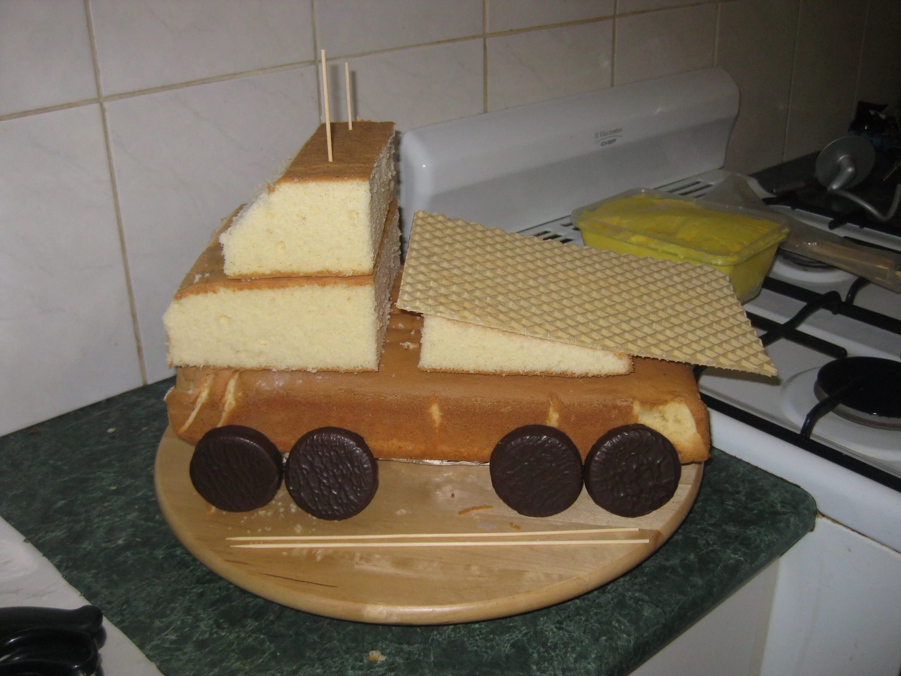 торт машина пошагово. торт на 1 годик мальчику с машинкой. как сделать торт машину. как сделать торт машину. машинка из бисквита.