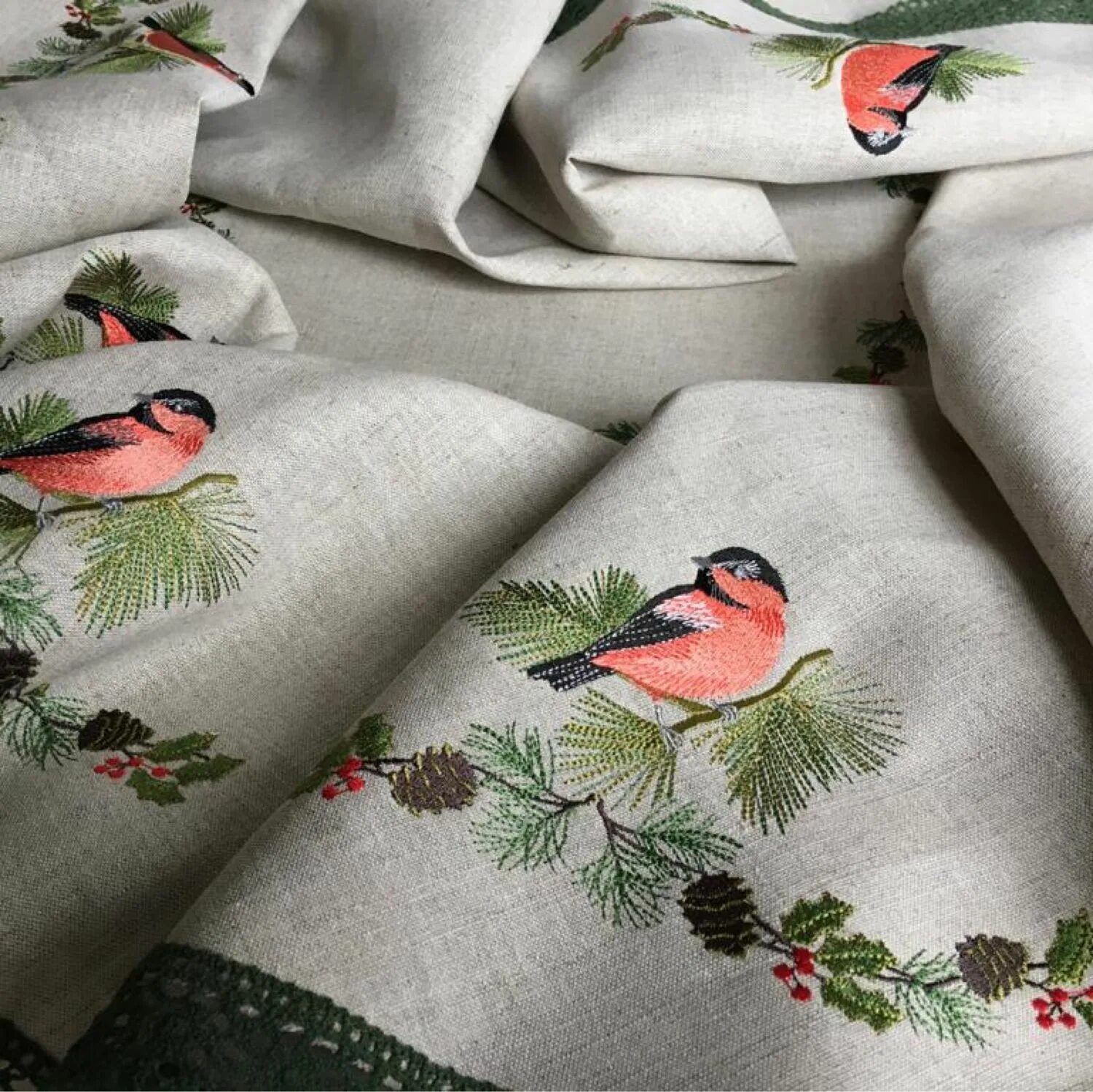 Скатерть зимние птицы. Скатерть со снегирями. Этель скатерть новогодняя снегири. Скатерть новогодняя со снегирями. Folklore tablecloth.