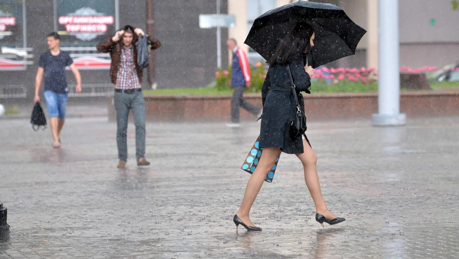 Град дождь. Сильный ветер на улице. Почему сейчас идет дождь. Плохая погода. Дождь прекратился.