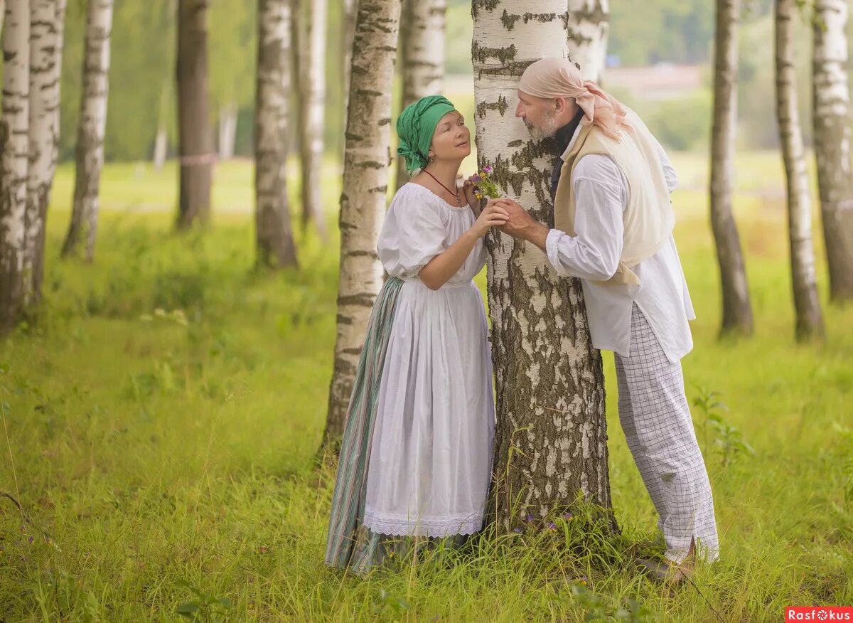 Дача стоявшая в березовом лесочке казалась. Фотосессия в березах. Пара у березы. Березовая роща свадьба. Фотосессия в березовой роще.