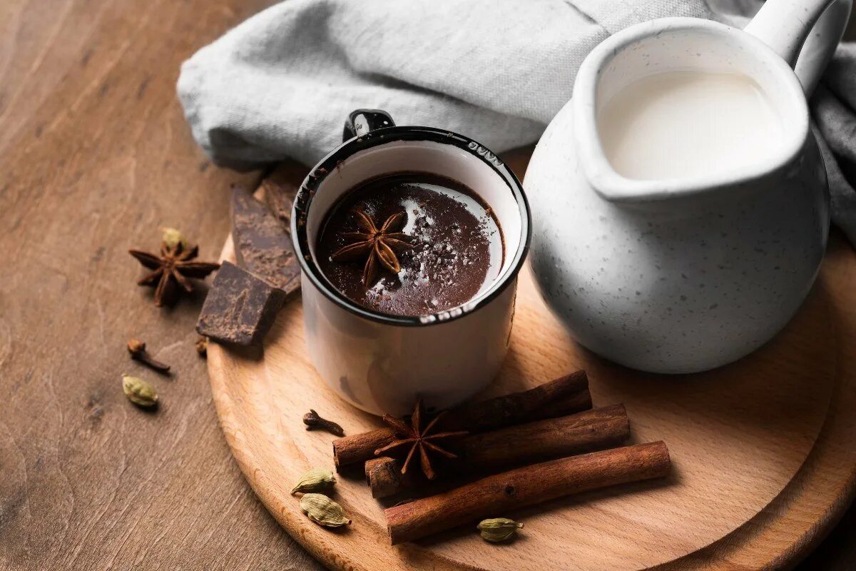 Добавить ароматны. Горячий шоколад зимний вечер кофейня. Горячий шоколад. Чашка горячего шоколада зима. Горячий шоколад зимний вечер Ингредиенты.
