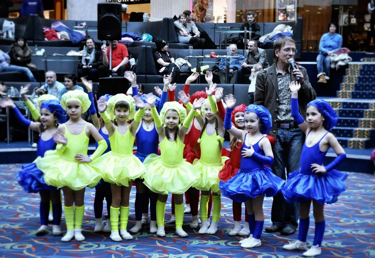 Детские танцевальные коллективы Москвы. Эстрадные танцы для детей. Детский праздник танцы. Детский эстрадный танец.