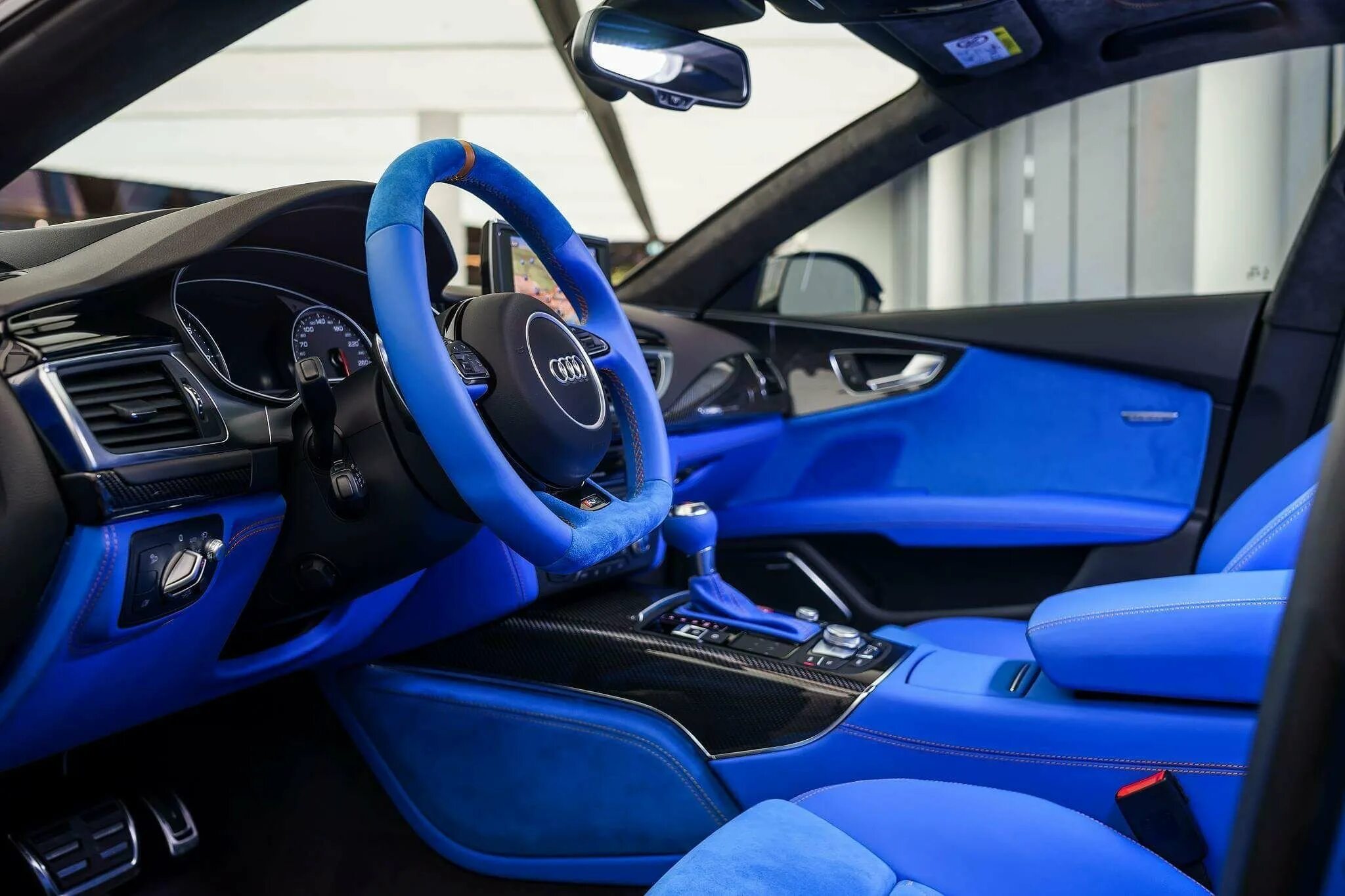 Какой салон автомобиля лучше. Voodoo blue audi rs. синий салон авто. голубой салон автомобиля. синий салон машины.