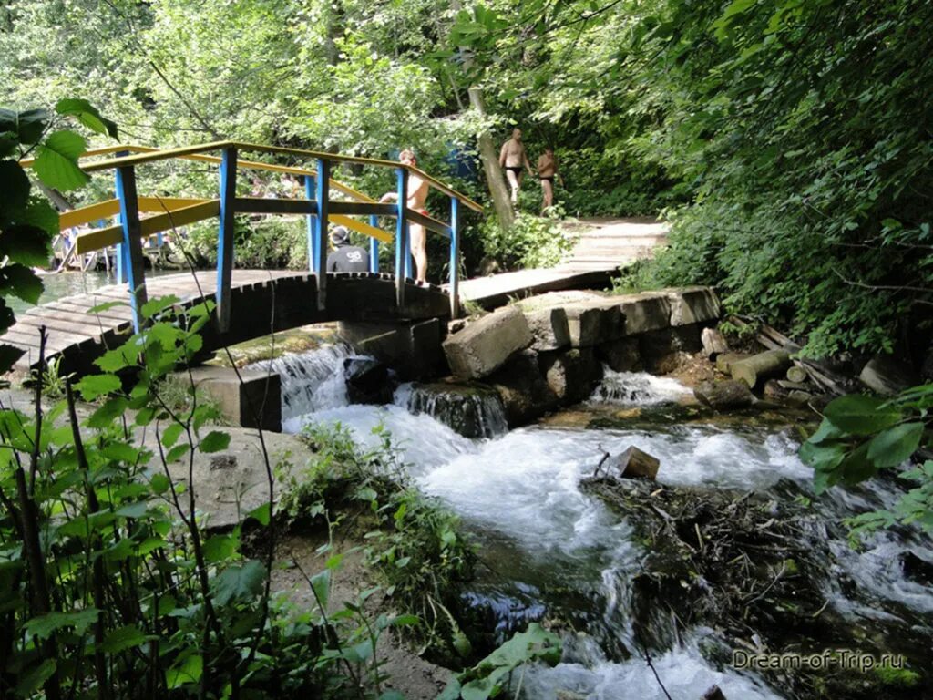 Голубые озёра Татарстан водопад. Малое голубое озеро Казань водопад. Водопад Казань Кадышево. Водопад на голубом озере в Казани.