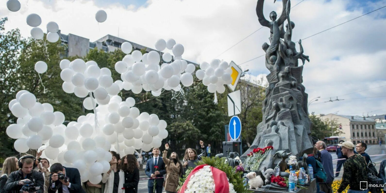 Памятник жертвам Беслана в Москве. Памятник детям Беслана в Москве. Памятник в Москве теракту в Беслане. Памятник жертвам Беслана в Москве на Солянке. Памятник жертвам беслана