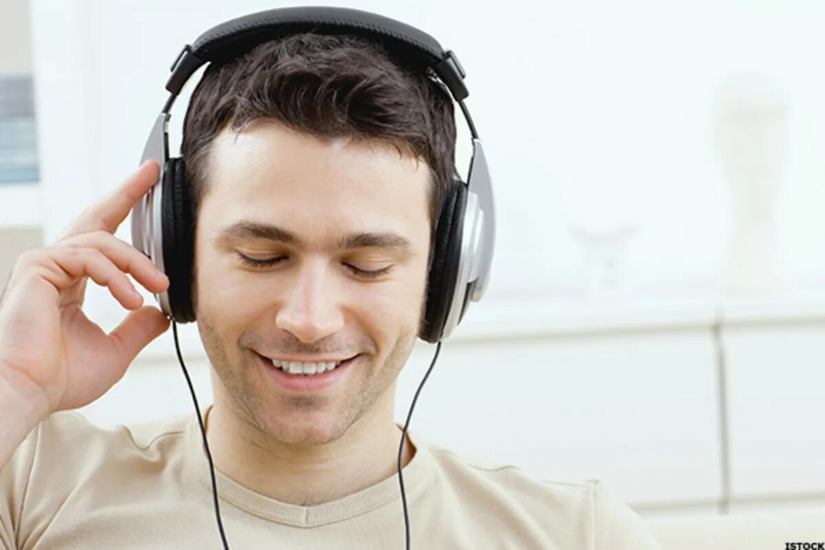 Listening to music playing games. Человек в наушниках. Наушники на человеке. Человек с наушниками. Человек слушает музыку в наушниках.