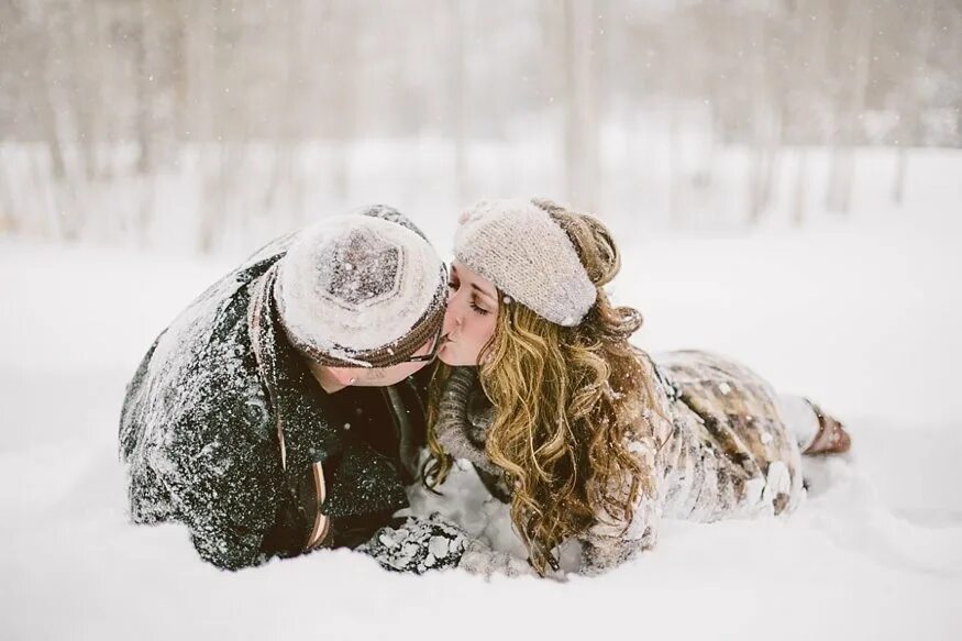 Пара зимой. Зима любовь. Влюбленные в снегу. Романтика зимой. Парень девушка снег