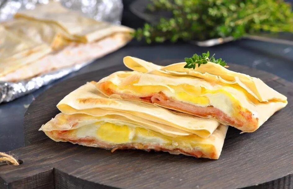 Вкусные завтраки из лаваша на сковороде. Лаваш с ветчиной и сыром. Закуска из лаваша на сковороде. Очень вкусный завтрак из лаваша. Завтрак в лаваше на сковороде.