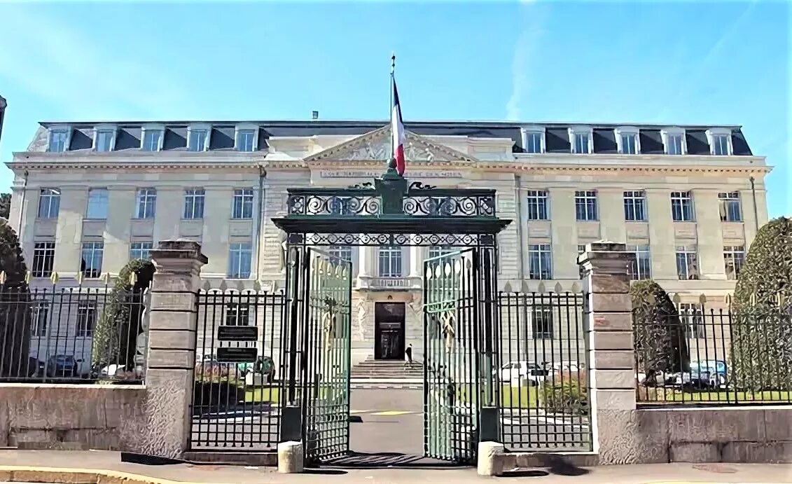 альплагерь актру. высшая горная школа. поход в горы эльбрус. центральная школа инструкторов безенги. актру памятник альпинистам.