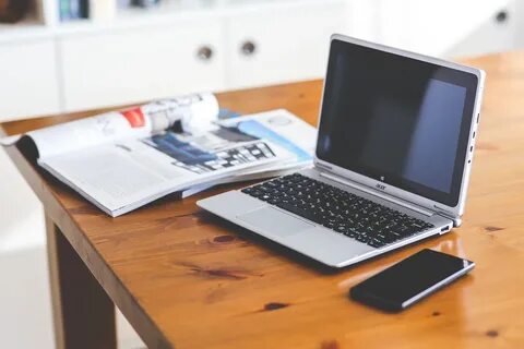 Дом телефон и ноутбук