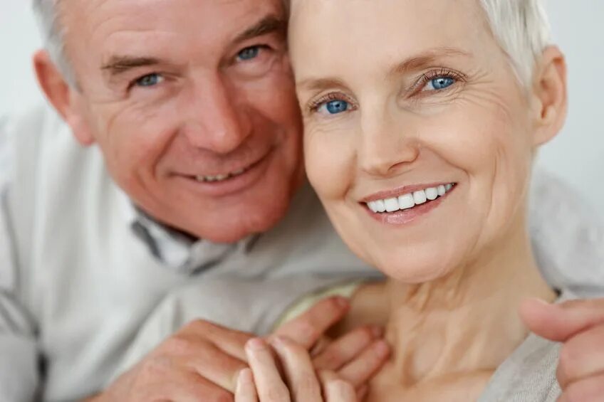 Протез пенсионеру. Пожилые улыбаются. Здоровая кожа у пожилых. Красивая улыбка в пожилом возрасте.