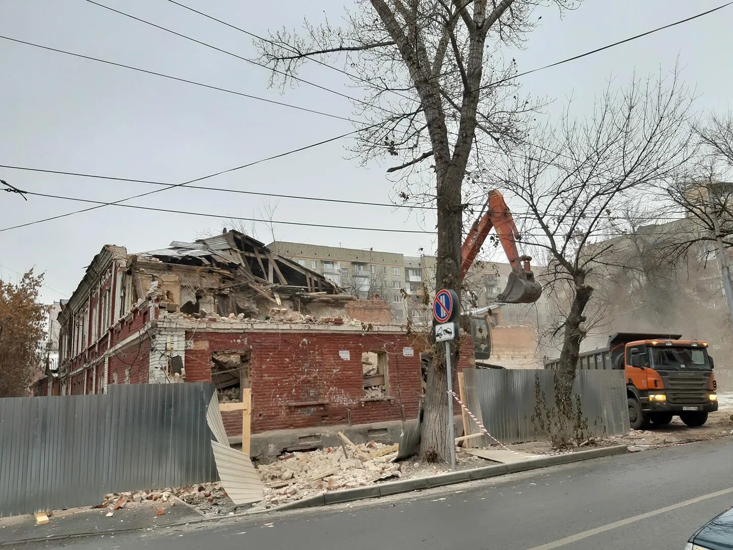 Дома под снос саратов. Сносят в Саратове здание. Особняки в Саратове разрушенные. Снос исторических зданий. Саратов исторический центр.