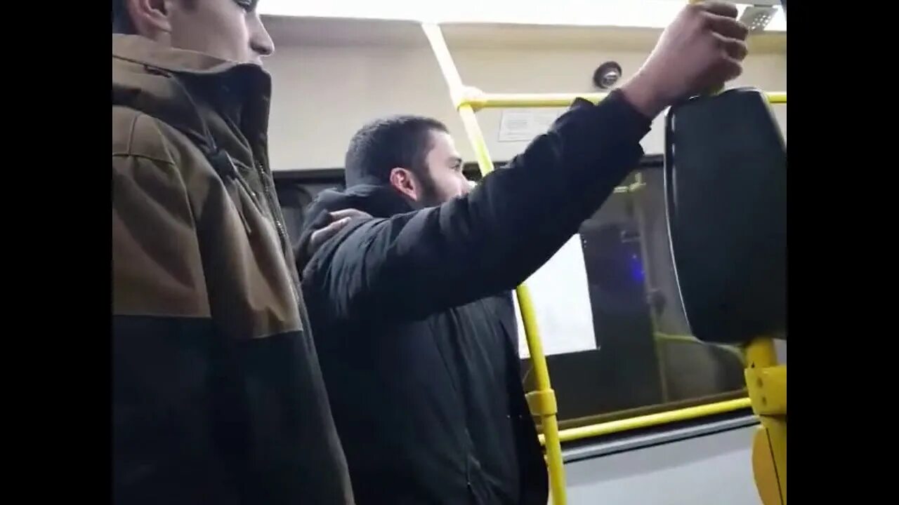 В москве бьют таджиков. Кавказец в автобусе. Парень в автобусе.