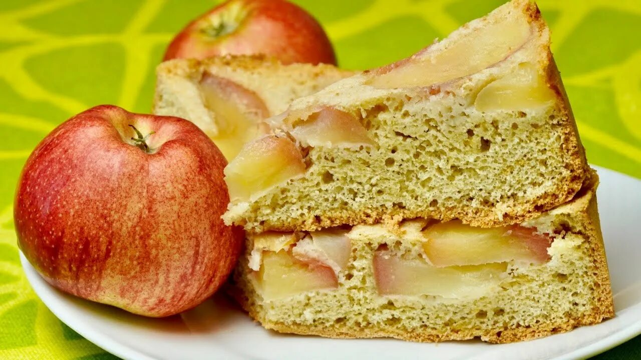 Самый пышная шарлотка с яблоками вкусный. Шарлотка с яблоками. Пышный яблочный пирог. Шарлотка воздушная с яблоками в духовке пышная. Пирог нежность с яблоками.